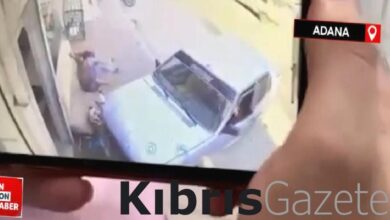 adanada kaldirimda kanepede uzanan kisi aracin carpmasindan son anda kurtuldu YdMxxS74