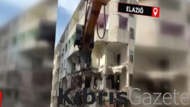 Depremin vurduğu Elazığ’da ağır hasarlı binanın korna sesi ile yıkıldığı anlar 9 depremin vurdugu elazigda agir hasarli binanin korna sesi ile yikildigi anlar 4DfQ2hBz