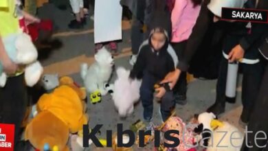 Filistin’de katledilen çocukların sesi olup, yere oyuncak attılar 2 filistinde katledilen cocuklarin sesi olup yere oyuncak attilar HOyMULnI