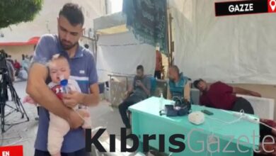 filistinli baba cocugunun buhar cihazi icin gazetecilerin ekipmanlarini kullaniyor wbaiqqdf