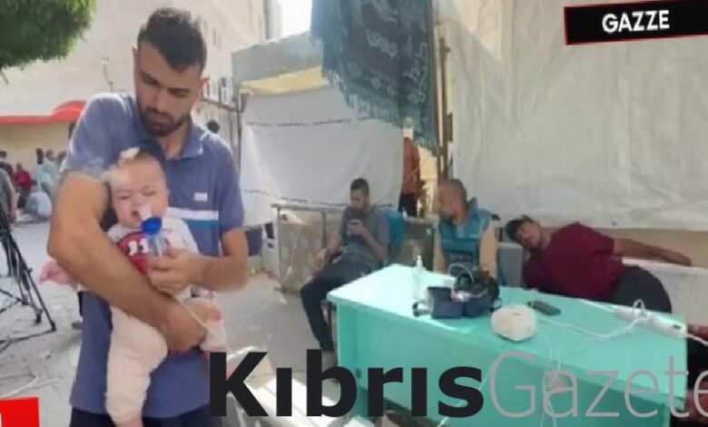 filistinli baba cocugunun buhar cihazi icin gazetecilerin ekipmanlarini kullaniyor wbaiqqdf