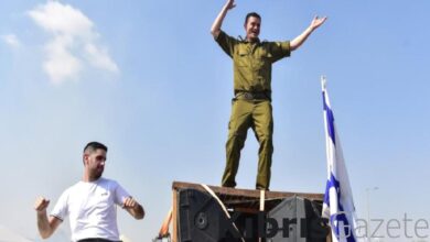 gazzeye yonelik saldirilarin ortasinda israilliler askerlerle dans etti UiAlNkhf