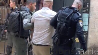 İsrail askerinin Cuma namazı kılmak isteyen engelli adama müdahale ettiği anlar 4 israil askerinin cuma namazi kilmak isteyen engelli adama mudahale ettigi anlar bMJdwSFW