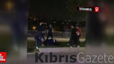 istanbulda otomobilin carptigi kadin yerde yatarken yakinlarinin kavga ettigi anlar kamerada nIMUJ4Dr