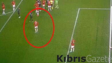 Manchester United - Kopenhag maçında ilginç görüntü: Penaltı noktasını kazdı 6 manchester united kopenhag macinda ilginc goruntu penalti noktasini kazdi snHykEUA
