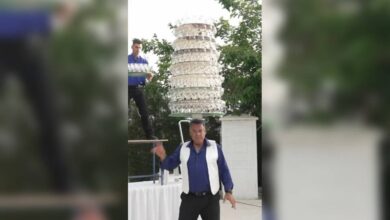 valaoridis basinin uzerinde 319 bardakla dans ederek guiness rekorlar kitabina girdi VWR8jaGG