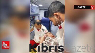 yarali bebegi guldurmeye calisan saglik gorevlisi gozyaslarini tutamadi OuiWtJv5