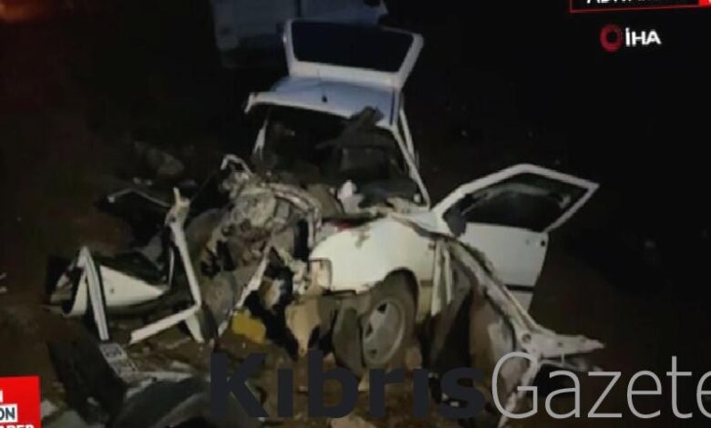 adiyamanda kamyonet ile otomobil kafa kafaya carpisti VkDbsfg9