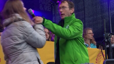 Amsterdam’daki iklim eyleminde bir kişi, Filistin’e destek veren Greta Thunberg’in elindeki mikrofonu almaya çalıştı 5 amsterdamdaki iklim eyleminde bir kisi filistine destek veren greta thunbergin elindeki mikrofonu almaya calisti QRFcja66