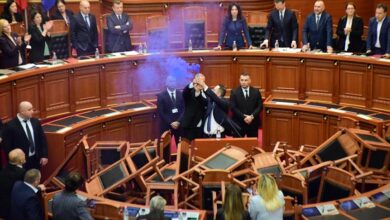 arnavutluk meclisi oturumunda gerilim yasandi ygYuy1xK