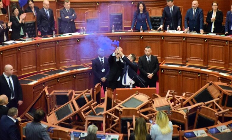 Arnavutluk Meclisi oturumunda gerilim yaşandı 1 arnavutluk meclisi oturumunda gerilim yasandi ygYuy1xK
