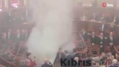 Arnavutluk Parlamentosu'nda eylem! Muhalif milletvekilleri sis bombası attı 8 arnavutluk parlamentosunda eylem muhalif milletvekilleri sis bombasi atti 8VJUCgy9