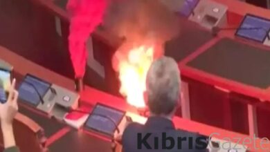 Arnavutluk’ta muhalif milletvekilleri parlamentoda yangın çıkardı 2 arnavutlukta muhalif milletvekilleri parlamentoda yangin cikardi GnuGvm8u