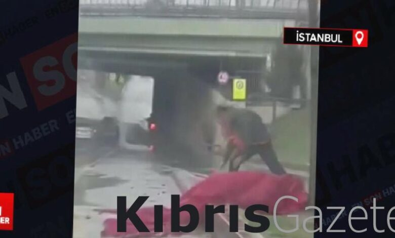 avcilarda bayrak hassasiyeti yagmurda yere dusen turk bayragini kaldirdi 8qxKfOL2