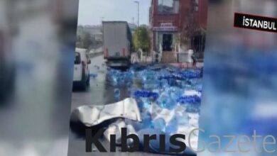 bahcelievlerde tirin dorsesi acildi su dolu damacanalar yola dagildi WUmsPcfi