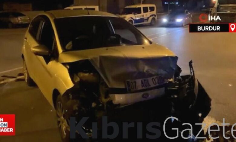 burdurda kavsaga kontrolsuz giren 2 otomobil carpisti ADqjw2Ag