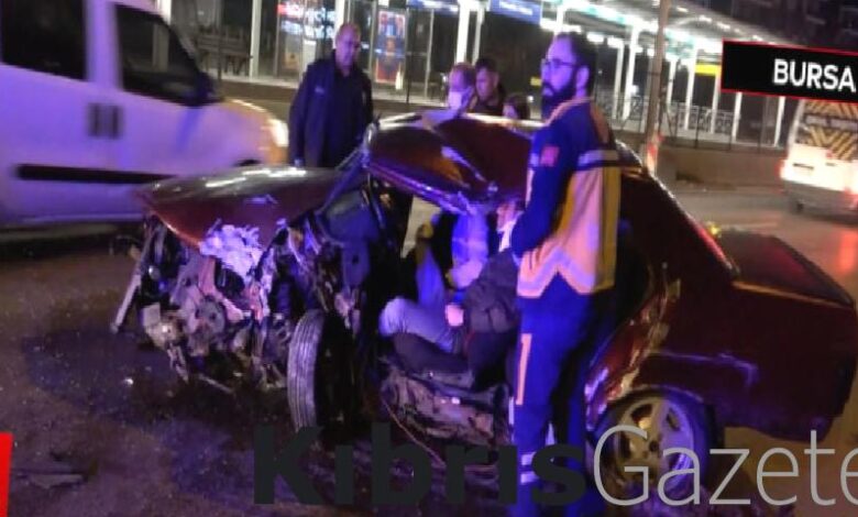 bursarayin duvarina carpan aractaki iki kisi yaralandi 6A2hJz1U