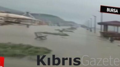 bursayi yagmur vurdu deniz suyu 50 metre caddeye tasti UA5fZuHd