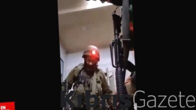 canli yayin yapan filistinlinin evini israil polisi basti 6GTzQMpM