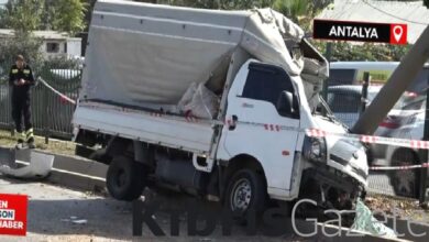 ceviz yuklu kamyonet beton bloga carpti aracta sikisan genc surucu aci icerisinde kivrandi g8zcrMnW