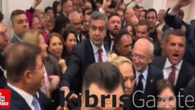 chpde kurultay heyecani kemal kilicdaroglu salona emir sarigulle girdi QX6xiucm