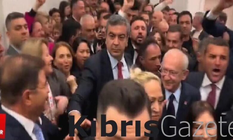 chpde kurultay heyecani kemal kilicdaroglu salona emir sarigulle girdi QX6xiucm