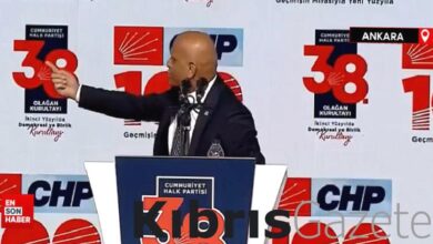 chpli abdullah sahin mikrofonu kapatilinca sahnede ziplayarak elindeki kagitlari yere atti JDiEFCd8