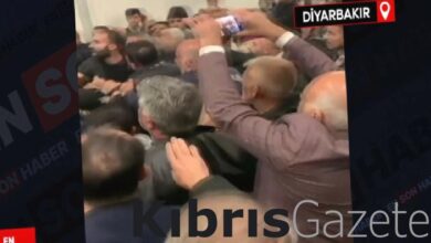 Diyarbakır Havalimanı'nda umre dönüşü arbede çıktı 2 diyarbakir havalimaninda umre donusu arbede cikti Uq8VZUxa