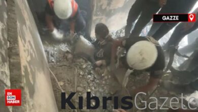 gazzede enkaz altinda kalan cocuklari elleriyle kazarak kurtardilar L8hBQ94p