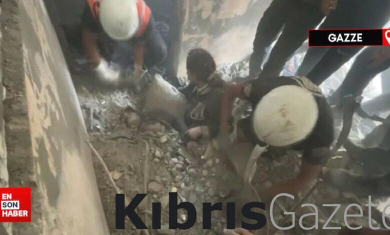 gazzede enkaz altinda kalan cocuklari elleriyle kazarak kurtardilar L8hBQ94p