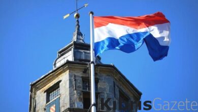 Hollanda'da iki kamu çalışanı, devlet sırlarını sızdırdığı şüphesiyle gözaltında 2 hollandada iki kamu calisani devlet sirlarini sizdirdigi suphesiyle gozaltinda JddgxLeN