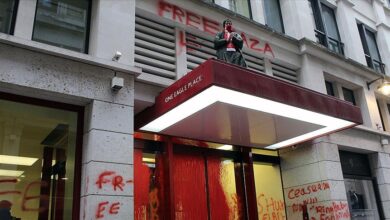 İsrail’e askeri malzeme satan şirketin Londra’daki merkezi kırmızı boyalarla protesto edildi 1 israile askeri malzeme satan sirketin londradaki merkezi kirmizi boyalarla protesto edildi leTjU3hb