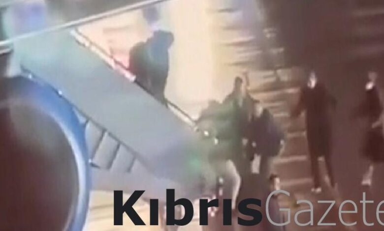 joe biden ucaktan indigi sirada merdivenlerden dustu RNCCALaH