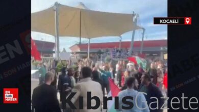 kocaelide israilin kahve zincirini protesto eden grup icecekleri firlatti khqsI34i