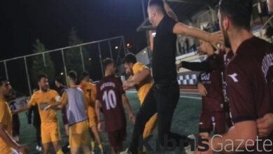 Kocaeli'de saha karıştı! Futbolcu taraftara tokat attı 10 kocaelide saha karisti futbolcu taraftara tokat atti 5Re2beCy