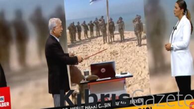 mesut hakki casin israil diktigi bayrakla abd gibi propaganda yapti NgJf5c2p
