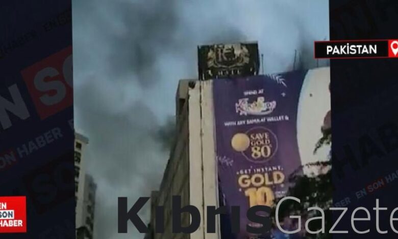 pakistanda alisveris merkezinde yangin r2BKBKM4