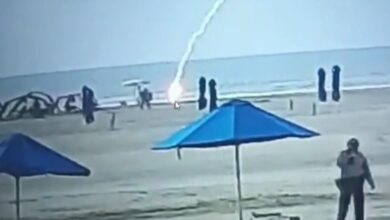 Plajda yürürken üzerine yıldırım düştü! 9 plajda yururken uzerine yildirim dustu ZPZ7gQVl