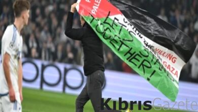 sampiyonlar ligi macinda sahaya giren taraftar filistin bayragi acti x9DPYr9W