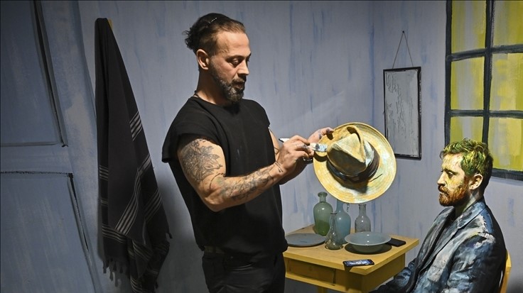 Van Gogh’un eserlerini “insan boyama” tekniğiyle üç boyutlu olarak yeniden yaptı 1 van goghun eserlerini insan boyama teknigiyle uc boyutlu olarak yeniden yapti