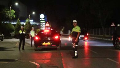 2 araç sürücüsü tutuklandı, 16 araç ise trafikten men edildi 2 2 arac surucusu tutuklandi 16 arac ise trafikten men edildi ECS5lZug