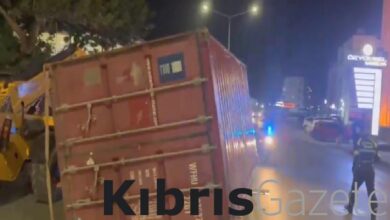 dorse uzerindeki konteyner yola devrildi iC5PwsWK