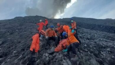 Endonezya’da yanardağ patlamasında yaşamını yitiren dağcı sayısı 22’ye çıktı 2 endonezyada yanardag patlamasinda yasamini yitiren dagci sayisi 22ye cikti HWVFJOQm
