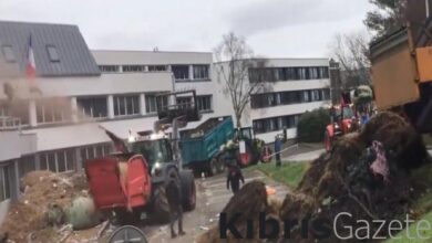 Fransa'da çiftçiler isyanda: Devlet binasına gübre püskürttüler 2 fransada ciftciler isyanda devlet binasina gubre puskurttuler qmSQ9gu6