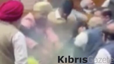Hindistan'da milletvekilleri protestocuyu tekme tokat dövdü 8 hindistanda milletvekilleri protestocuyu tekme tokat dovdu xamwJrKy