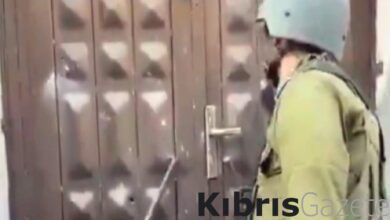 İsrail askerleri, enkaza çevirdikleri evin kapısını çalıp dalga geçti 8 israil askerleri enkaza cevirdikleri evin kapisini calip dalga gecti xnAYa35n