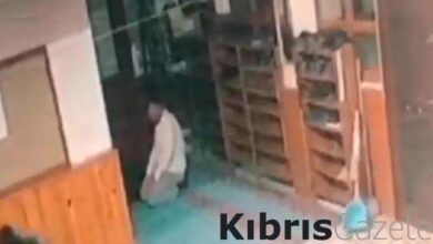 kutahyada namaz kilar gibi yapip para calan hirsiz tutuklandi o anlar kamerada iuFtB8EO