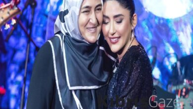 melek mossonun sahnesinde annesiyle duet yapti 7Zw99lRZ