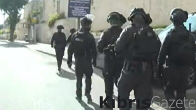 Mescid-i Aksa'da 12'nci cuma! İsrail polisi namaz kılmak isteyen Filistinlileri engelliyor 3 mescid i aksada 12nci cuma israil polisi namaz kilmak isteyen filistinlileri engelliyor g4CYWabK