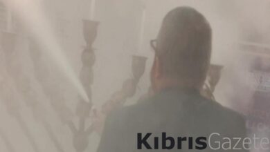 Polonya'da milletvekili Grzegorz Braun, Hanuka mumlarını yangın tüpüyle söndürdü 1 polonyada milletvekili grzegorz braun hanuka mumlarini yangin tupuyle sondurdu qTe3lUJk